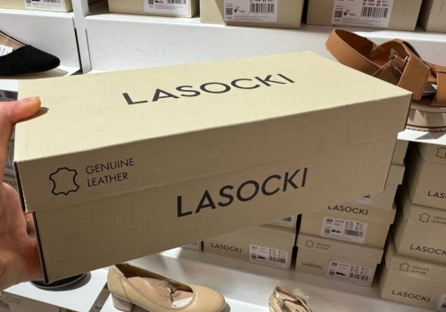 Wyglądają jak Adidas, a to sneakersy Lasocki - lekkie, komfortowe i w końcu przecenione