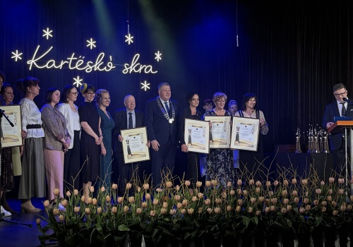 Osoby wspierające rozwój Kartuz w różnych dziedzinach nagrodzone przez burmistrza miasta