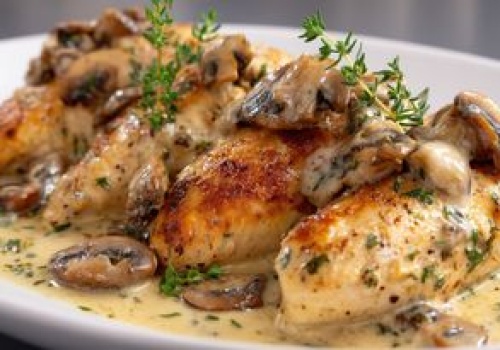 Zapomnij o zwykłych kotletach. Miękkie mięso w tym kremowym sosie to obiadowy hit