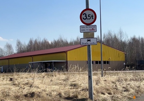 Mieszkańcy Królewca robili tu hurtowe zakupy. Dziś budynek stoi pusty. Biedronka przy granicy na sprzedaż za 2 mln zł