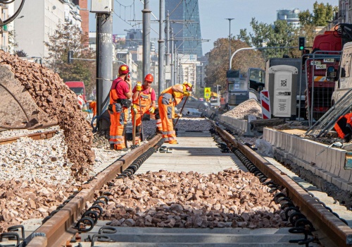 Tramwajowa Warszawa w kawałkach. Czy miliony wydane na inwestycje przyniosą pasażerom realną ulgę?