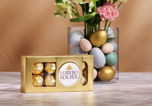 Wiosenne kwiaty, jednobarwne pisanki i Ferrero Rocher