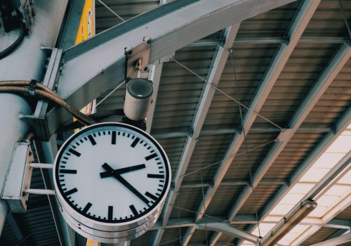 Podróż w noc zmiany czasu. Ważne informacje dla podróżnych