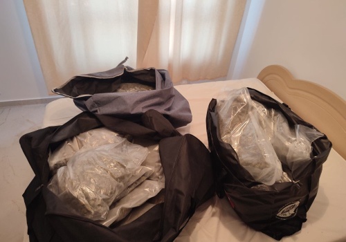 Magazyn narkotyków w sypialni. Stołeczni policjanci przejęli 48 kilogramów zakazanych substancji