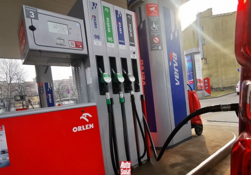 Premier Czech nazwał ceny Orlenu oburzającymi. Zażądał obniżek na stacjach paliw