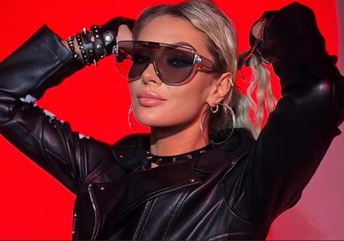 CamaSutra w zaskakującej nieco mrocznej sesji zdjęciowej z pazurem