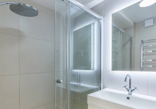 Łazienka bez okna? Sześć trików, by była 10 razy jaśniejsza i większa