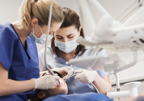 Naczelna Rada Lekarska murem za dentystami. Prezydium ostro krytykuje NFZ