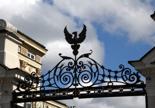 Renowacja orła nad Bramą Główną UW. Symbol uczelni odzyska dawny blask