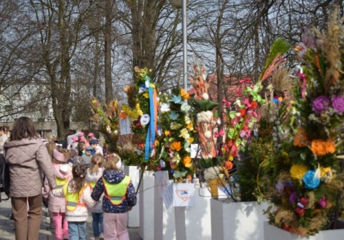 Kolorowe palmy opanowały III Aleję. Młodzi częstochowianie połączyli tradycję z przesłaniem pokoju