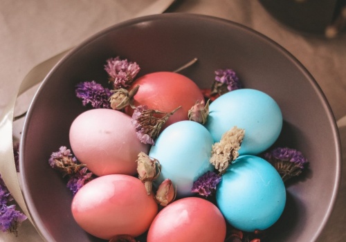 Tak zafarbujesz jajka bez sztucznych barwników. Pisanki wyjdą piękne
