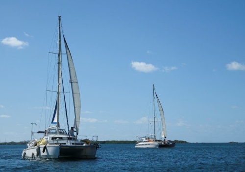 Odnaleziono zaginione katamarany. Media: Na pokładzie są Polacy