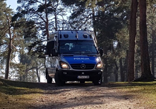 Tajemniczy obiekt w lesie niedaleko Mińska Mazowieckiego. Trwa akcja policji