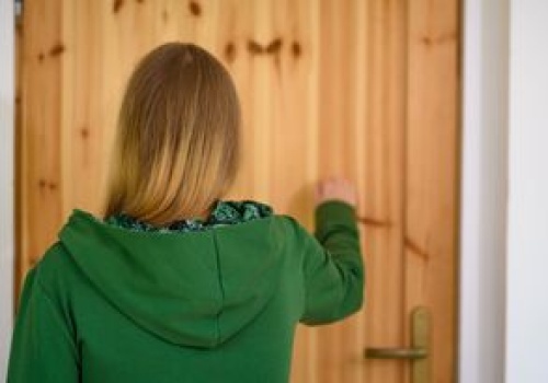 Dzwonią i pukają do drzwi. Mówią, że są lekarzami. Plaga oszustw