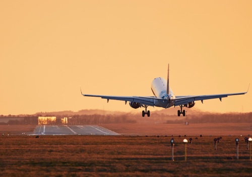 Wakacje coraz droższe. Wojna na Bliskim Wschodzie podbija ceny lotów