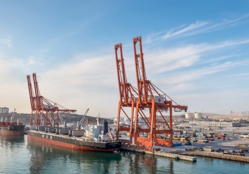 Atak dronów wstrzymał działalność portu w Omanie. Maersk ewakuował pracowników