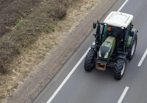 Ciągnik na drodze i kolejka aut. Co musi zrobić rolnik?