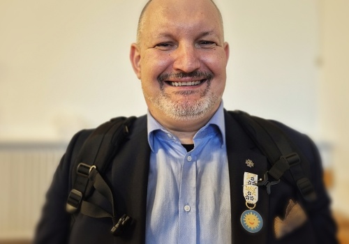 Radosław Potrac, Nauczyciel Roku 2023, odebrał Order Uśmiechu. Został pasowany na 1096 kawalera tego najsłoneczniejszego z odznaczeń, bo przyznawanego przez dzieci. Podniosła uroczystość w siedzibie ZNP