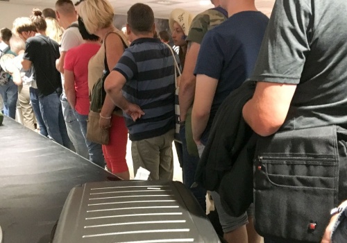 Możesz kupić bilet i... nie dostać miejsca w samolocie. Co wtedy?