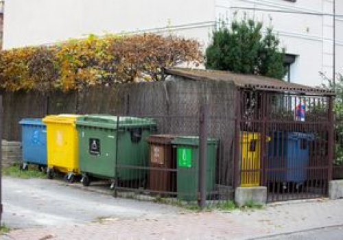Spółdzielnie zamykają śmietniki na klucz. Boją się kar za segregację