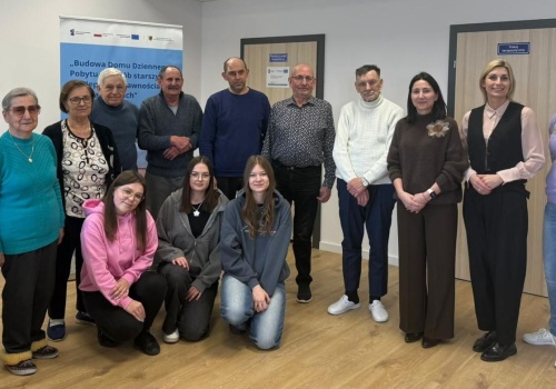 „Pamiętamy – Łączymy Pokolenia”. Uczennice z Sierakowic budują most między młodzieżą a seniorami