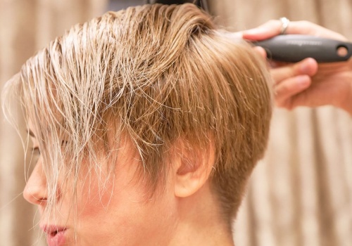 Voluminous pixie to odmładzający hit wśród fryzur po 40. Jedno cięcie daje efekt liftingu