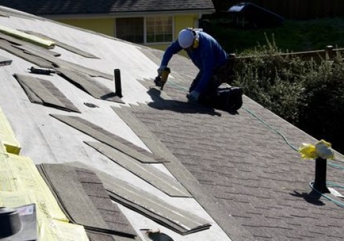 Naprawili jej dach, a ona wezwała ICE