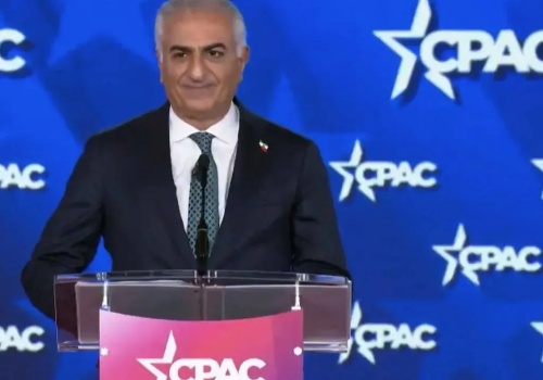 Syn ostatniego szacha Iranu na CPAC w Teksasie. 