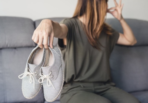 Wiosną ten problem wraca szybciej, niż myślisz. Jak pozbyć się zapachu z butów?