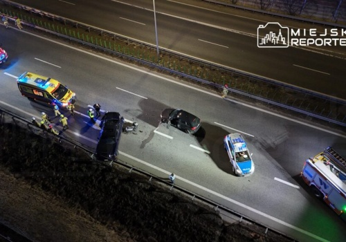 Kierująca Audi wjechała w stojącego na prawym pasie Dodge’a. Trasa S8 była zablokowana