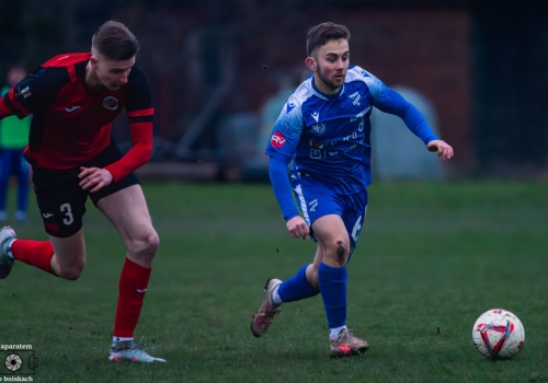 Niewykorzystane okazje i spóźniona pogoń. Podział punktów w derbach