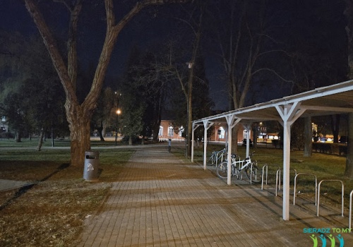 Ciemności przed dworcem PKP w Sieradzu. Mieszkańcy alarmują o braku oświetlenia