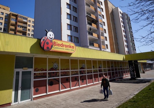 Pomysł ministry na niedziele handlowe. Związki grzmią: Dobrowolność to fikcja. Ludzie ledwo zipią