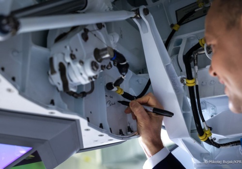 Karol Nawrocki odwiedził fabrykę F-35. Podpisał jedną z maszyn i zapozował za sterami