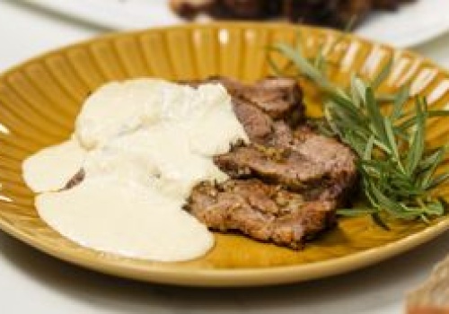 Wielkanocna rolada z karkówki z sosem chrzanowym to nasz przepis dnia. Już od samego patrzenia można natychmiast zgłodnieć