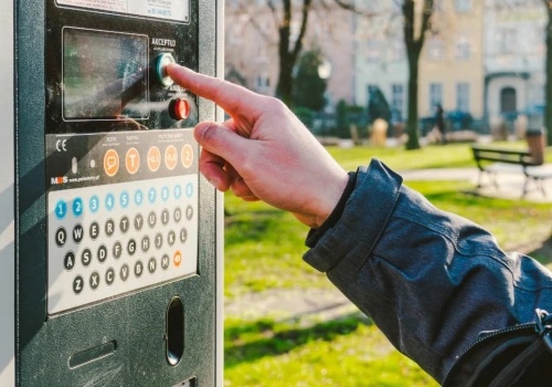 Nowoczesne parkomaty do wyrzucenia? Ministerstwo potwierdza poważne uchybienie