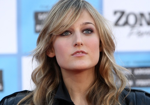 W latach  90. była gwiazdą, nagle zniknęła z Hollywood. Ma polskie korzenie