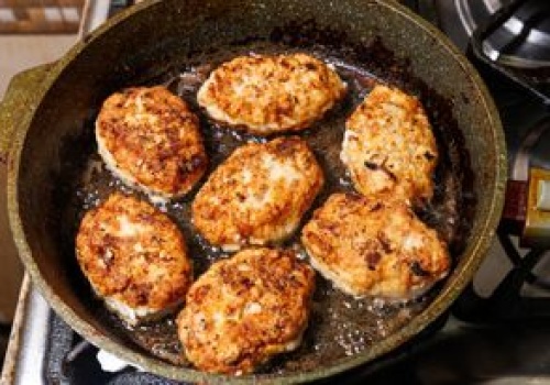 Wyciśnij mięso z białej kiełbasy i usmaż jak mielone. Smakują o niebo lepiej niż tradycyjne