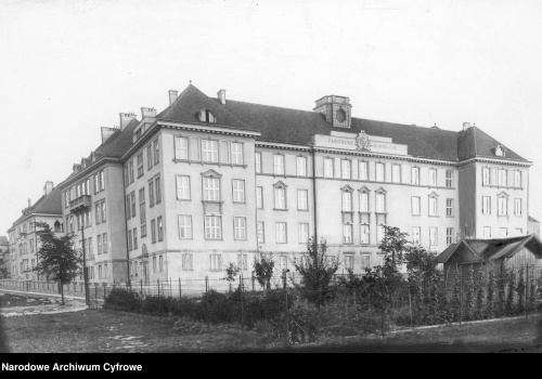 Monumentalny gmach, basen i harcówka. Tak wyglądało życie uczniów gimnazjum w Bielsku