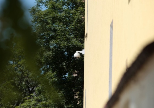 Jak w Big Brotherze. Celują kamerami w okna sąsiadów. 