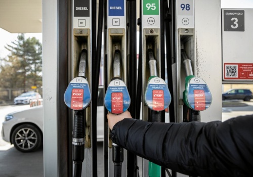 Kiedy spadną ceny paliw? Minister finansów podał dokładną datę