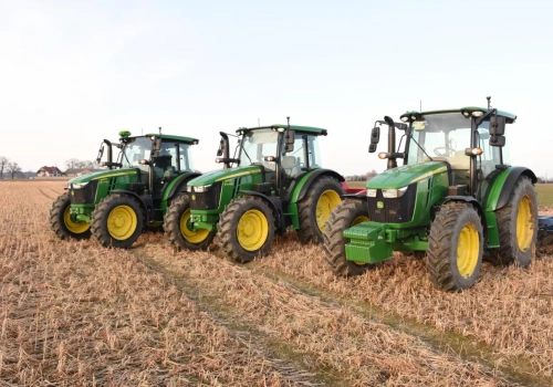 Trzy identyczne ciągniki? Tylko z pozoru