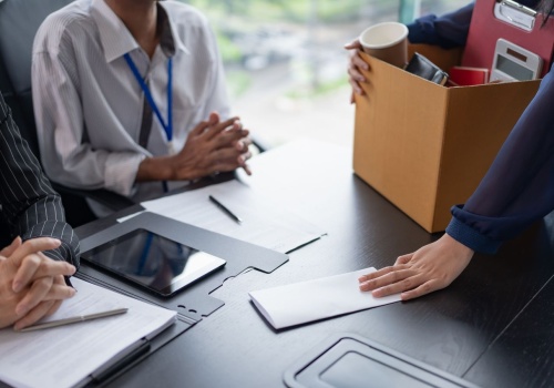 Czy można zwolnić pracownika na urlopie? W tych dwóch przypadkach 