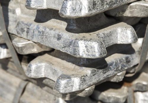 Atak Iranu uderza w rynek aluminium. Zakłócenia dostaw i rosnące ceny surowców