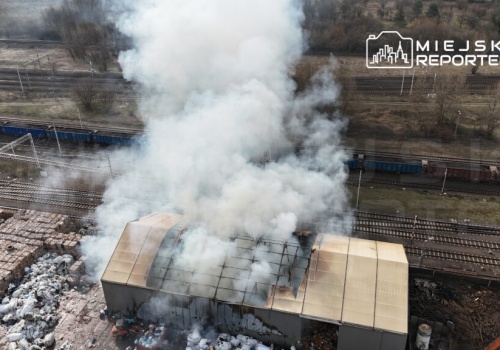 Pożar hali z makulaturą na złomowisku na Targówku. Trwa akcja gaśnicza