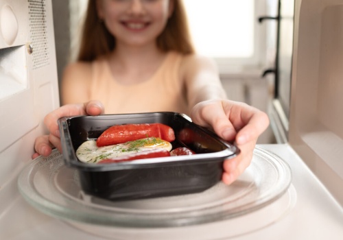 Nigdy nie rób tego z plastikowym pojemnikiem. Miliardy cząsteczek trafiają do jedzenia