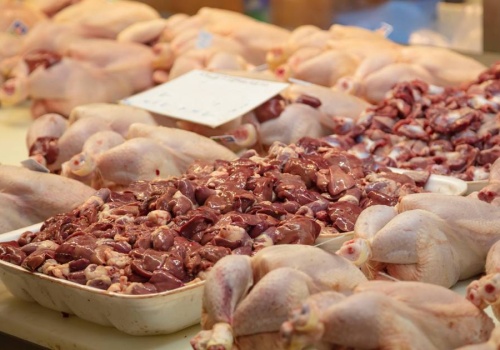 Dlaczego lepiej kupować mięso ze skórą i kośćmi? Powód może zaskoczyć