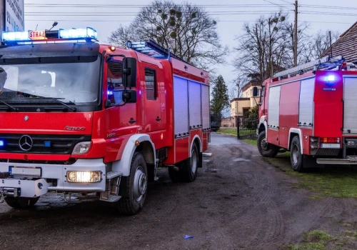 Płonie hala z makulaturą. Gęsty dym widać z daleka