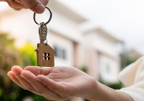 Tyle musisz zarabiać, aby pozwolić sobie na kupno własnego mieszkania. Singiel ma najtrudniej