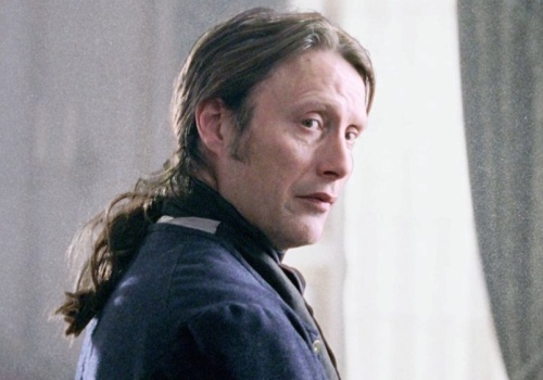 Niedoceniony film z Madsem Mikkelsenem na HBO Max. Fani kostiumów będą rozpaczać